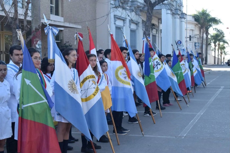 Abanderados y escoltas honraron también a la bandera de Coronda, que cumplió 15 años.