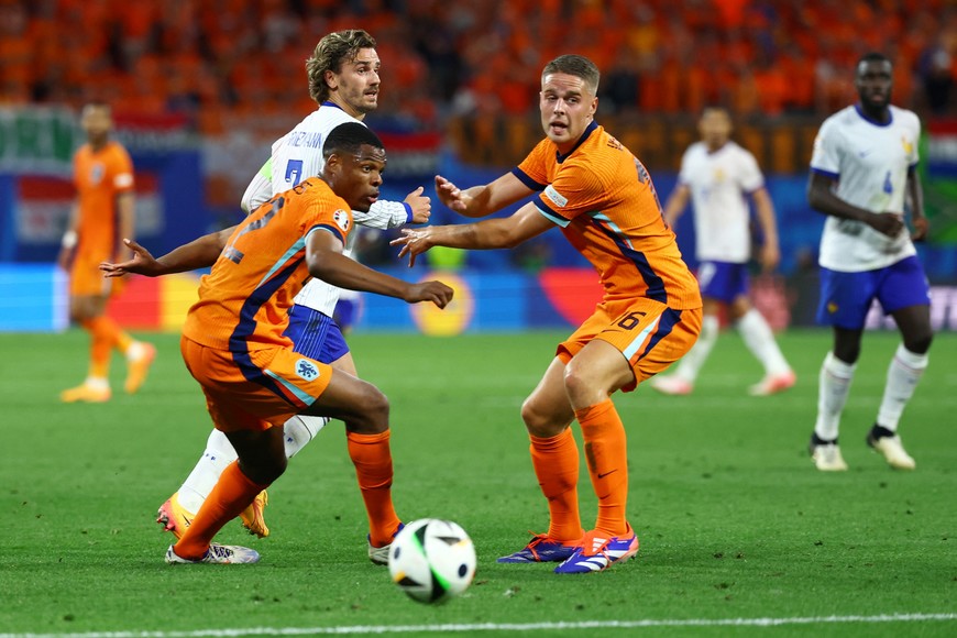 Soccer Football - Euro 2024 - Group D - Netherlands v France - Leipzig Stadium, Leipzig, Germany - June 21, 2024 
France's Antoine Griezmann in action with Netherlands' Joey Veerman and Denzel Dumfries REUTERS/Kai Pfaffenbach