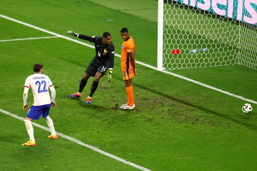 Soccer Football - Euro 2024 - Group D - Netherlands v France - Leipzig Stadium, Leipzig, Germany - June 21, 2024
France's Mike Maignan and Netherlands' Denzel Dumfries look on as Netherlands' Xavi Simons scores their first goal before it is disallowed after a VAR review REUTERS/Lisi Niesner     TPX IMAGES OF THE DAY
