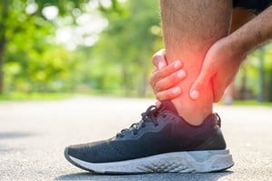 El esguince de tobillo ocurre cuando los ligamentos que sostienen la articulación del tobillo se estiran