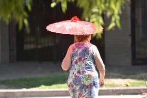 La población mayor de 65 años es una de las más afectadas por la sucesión de días de calor extremo. Créditos: Mauricio Garín