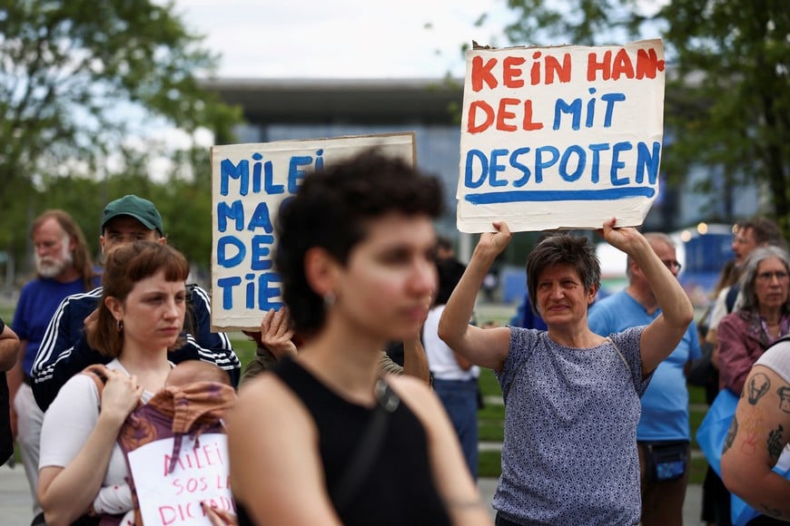 Protesters demonstrate near the Chancellery on the day German Chancellor Olaf Scholz receives Argentine President Javier Milei, in Berlin, Germany, June 23, 2024. REUTERS/Liesa Johannssen
