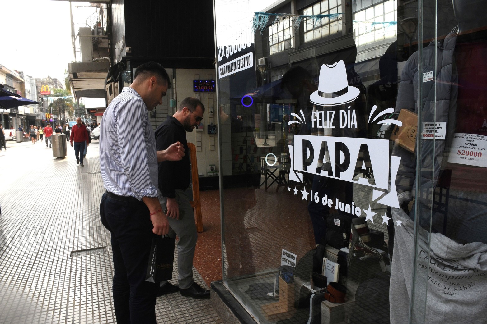 Caen más del 10 % las ventas del Día del Padre. No alcanzaron las promociones. Se esperaba un mes "débil" pero en algunos rubros la baja de operaciones fue peor de lo esperado. Advierten que no ayudó que la fecha coincidiera con un fin de semana largo.