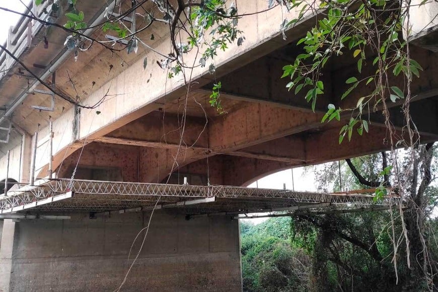 Parte de las estructuras instaladas para la reparación del puente.