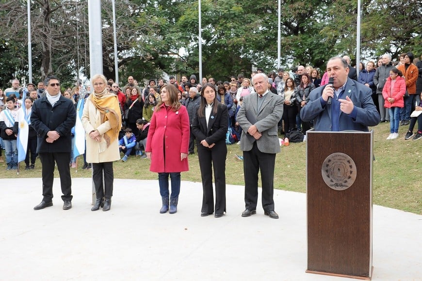 El acto contó con la presencia de autoridades y destacó el compromiso educativo en la formación ciudadana y el respeto por los símbolos patrios. Crédito: José Almeida / Municipalidad de Santa Fe