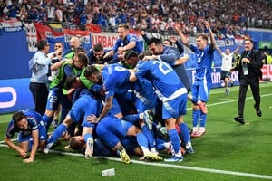 Soccer Football - Euro 2024 - Group B - Croatia v Italy - Leipzig Stadium, Leipzig, Germany - June 24, 2024 
Italy's Mattia Zaccagni celebrates scoring their first goal with teammates REUTERS/Angelika Warmuth