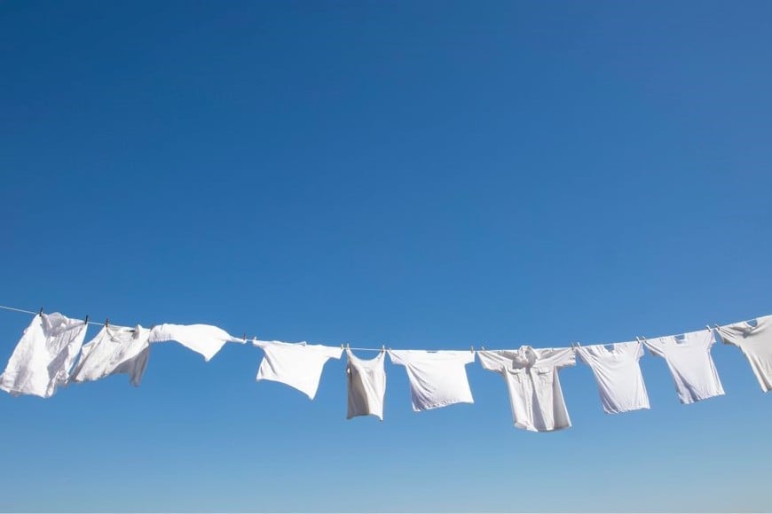 Secar la ropa blanca al sol no solo la blanquea naturalmente, sino que también la desinfecta.