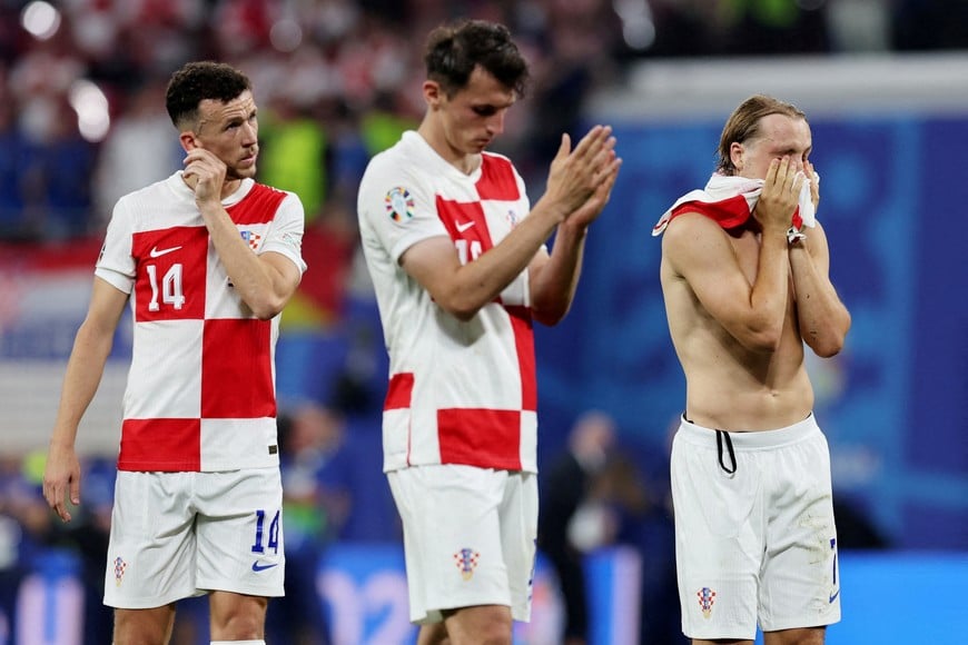 Soccer Football - Euro 2024 - Group B - Croatia v Italy - Leipzig Stadium, Leipzig, Germany - June 24, 2024 
Croatia's Ivan Perisic and Lovro Majer look dejected after the match REUTERS/Karina Hessland     TPX IMAGES OF THE DAY