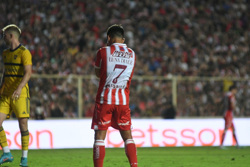 No hace ruido, hace de todo. Mauro Luna Diale, con perfil bajo y silencioso, fue creciendo mucho con la camiseta de Unión y hoy es clave para el andamiaje del "Kily" Cristian Alberto González. "No tenemos otro jugador que haga lo que hace él en el equipo", lo elogian. Crédito: Manuel Fabatía