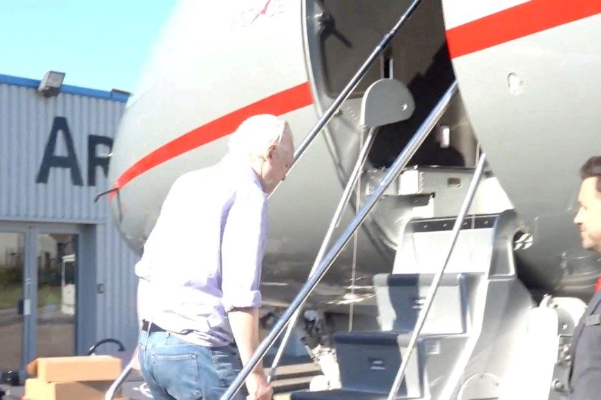 WikiLeaks founder Julian Assange boards a plane at a location given as London, Britain, in this still image from video released JUNE 25, 2024.  "@wikileaks" via X/Handout via REUTERS  THIS IMAGE HAS BEEN SUPPLIED BY A THIRD PARTY. NO RESALES. NO ARCHIVES. MANDATORY CREDIT     TPX IMAGES OF THE DAY