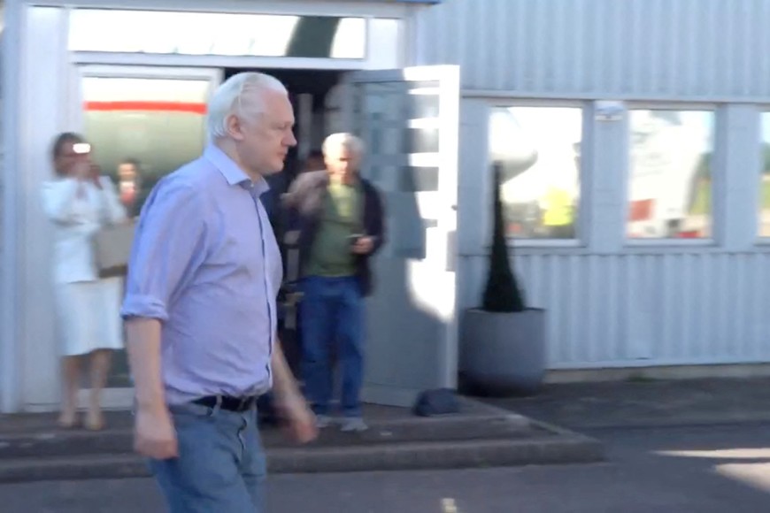 WikiLeaks founder Julian Assange walks to board a plane at a location given as London, Britain, in this still image from video released JUNE 25, 2024.  "@wikileaks" via X/Handout via REUTERS  THIS IMAGE HAS BEEN SUPPLIED BY A THIRD PARTY. NO RESALES. NO ARCHIVES. MANDATORY CREDIT