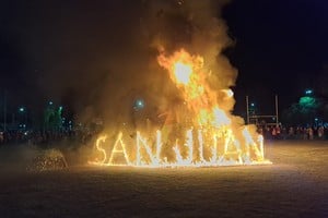 Una multitud se congregó en el predio ecológico "15 de enero" en la tarde del domingo, para presenciar este ritual pagano que año a año, se hace más grande en la ciudad.