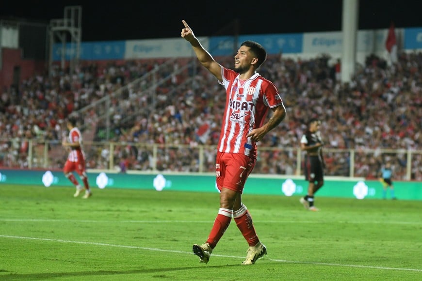 No hace ruido, hace de todo. Mauro Luna Diale, con perfil bajo y silencioso, fue creciendo mucho con la camiseta de Unión y hoy es clave para el andamiaje del "Kily" Cristian Alberto González. "No tenemos otro jugador que haga lo que hace él en el equipo", lo elogian. Crédito: Manuel Fabatía