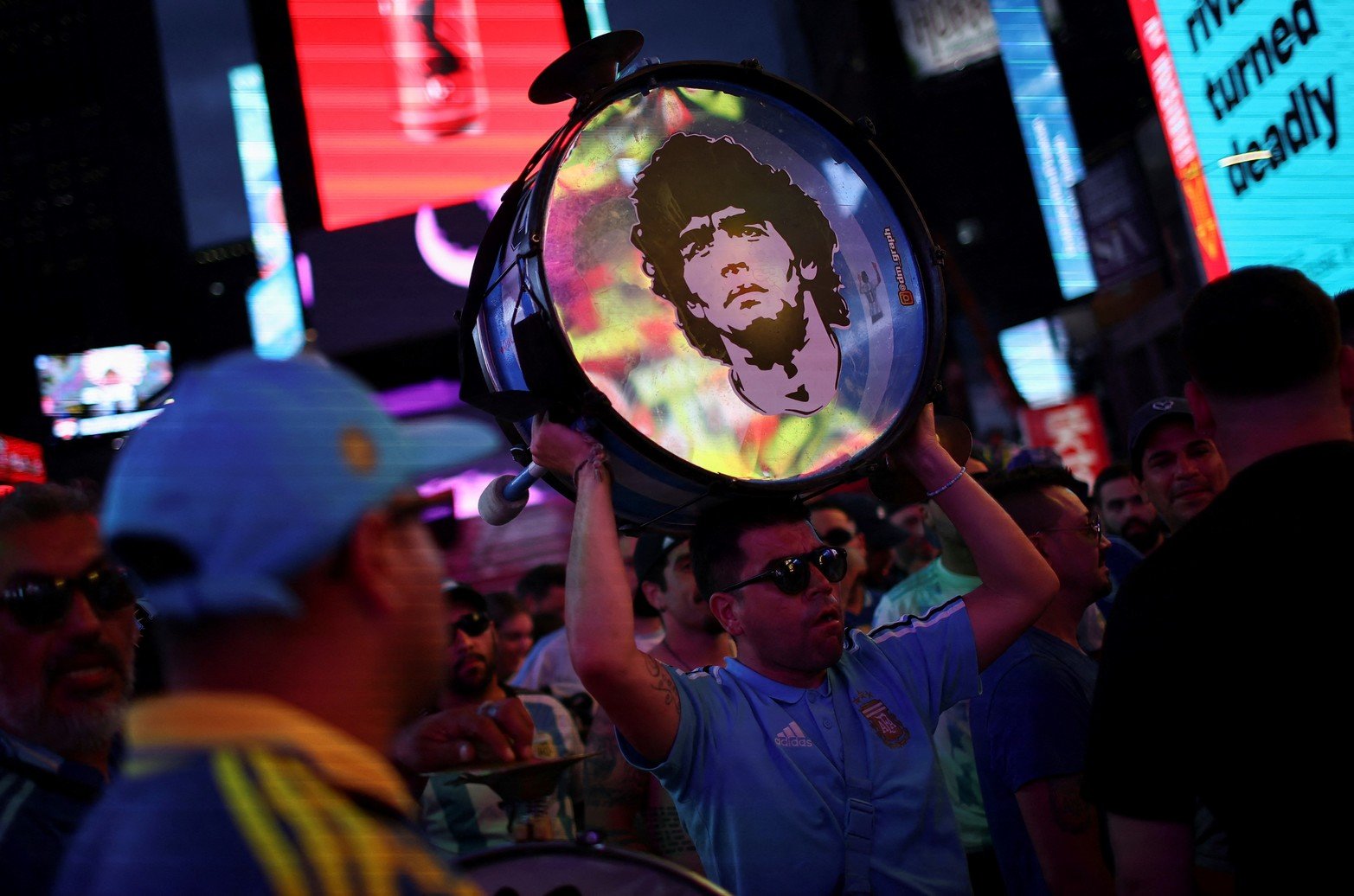 Los aficionados al fútbol argentino se reúnen en Times Square mientras animan a su equipo, en la ciudad de Nueva York, EE.UU.