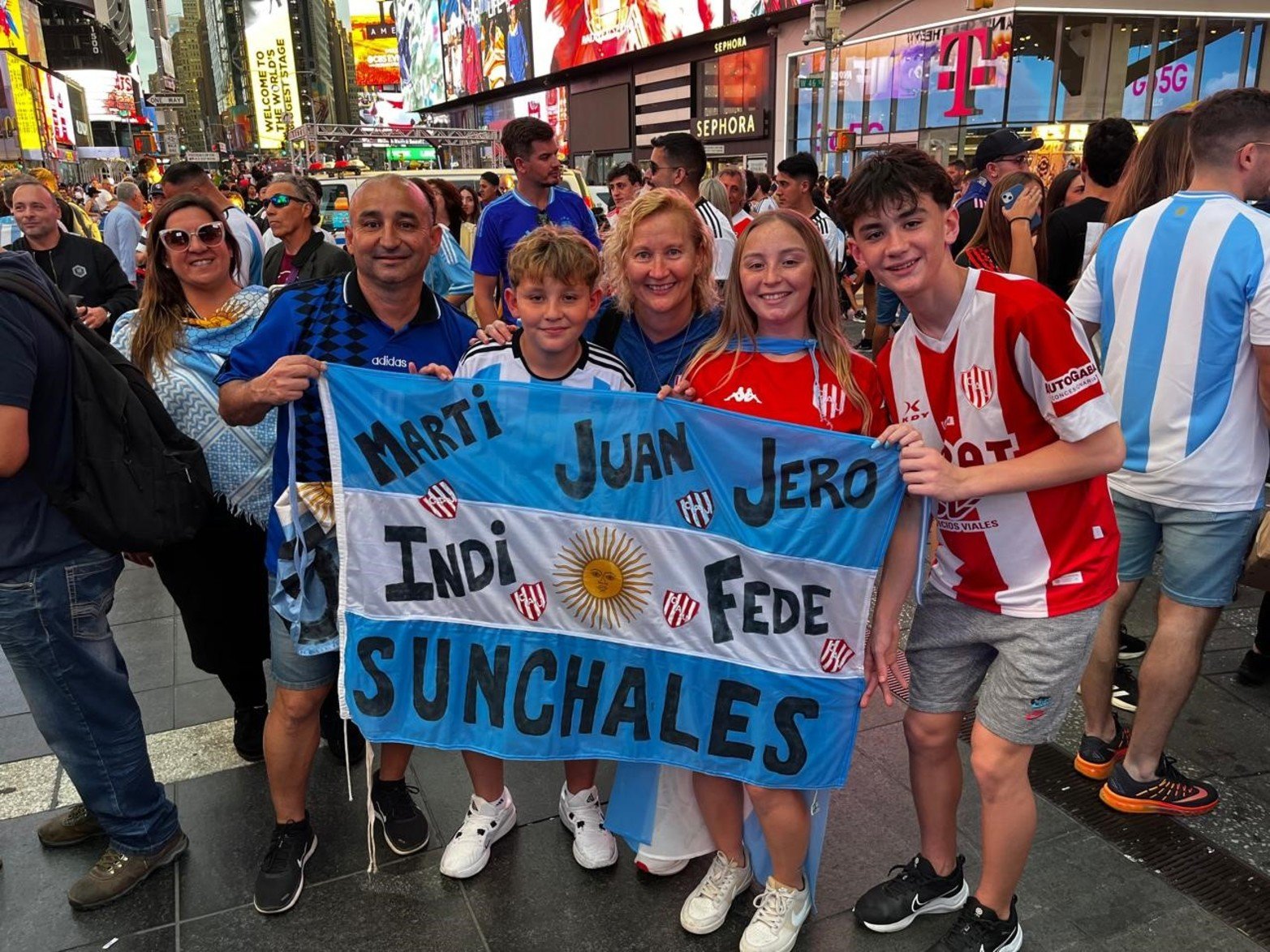 Los santafesinos invadieron Time Square. En el corazón de Manhattan, en el lugar al que todos quieren conocer y del que nadie se puede ir sin haberlo visitado, miles de argentinos paralizaron la capital del mundo.