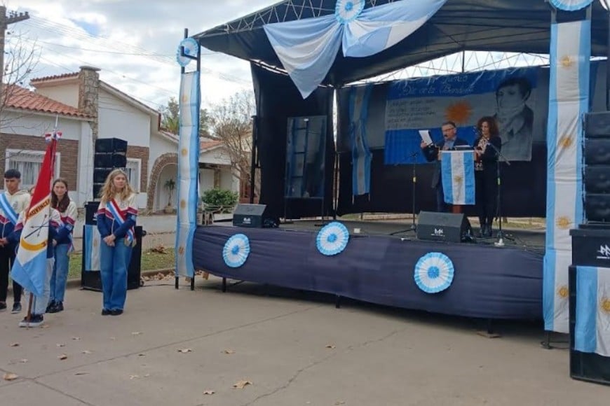 El escenario montado frente a la histórica escuela sangenarina. Crédito: Redes LT 23 Radio San Genaro