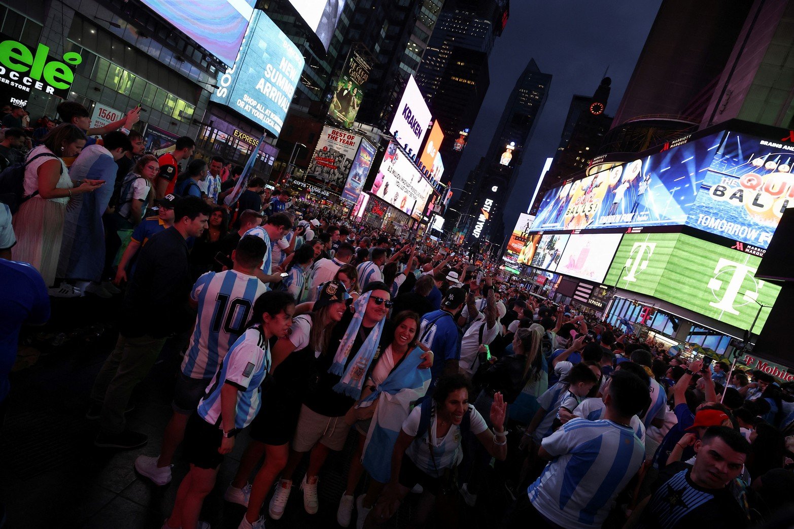 Los aficionados al fútbol argentino se reúnen en Times Square mientras animan a su equipo, en la ciudad de Nueva York, EE.UU.