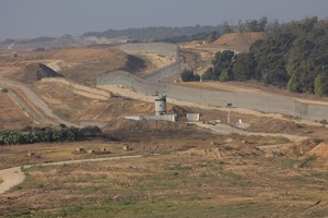 (240624) -- FRONTERA ISRAEL-GAZA, 24 junio, 2024 (Xinhua) -- Imagen del 23 de junio de 2024 de una valla vista desde la frontera de Israel con Gaza. El primer ministro de Israel, Benjamin Netanyahu, dijo el domingo que los enfrentamientos intensos contra Hamas están "muy cerca" de su fin. En una entrevista con el noticiero del canal 14 de la televisión israelí, Netanyahu dijo que "la etapa intensiva de la guerra en Rafah está a punto de acabar" y que las fuerzas israelíes están "muy cerca" de concluir la "etapa intensiva" en toda la Franja de Gaza. No obstante, dijo Netanyahu, esto no significa el fin del conflicto actual en la Franja de Gaza y las operaciones continuarán con los combates contra objetivos de Hamas. (Xinhua/Gil Cohen Magen) (oa) (ah) (vf)