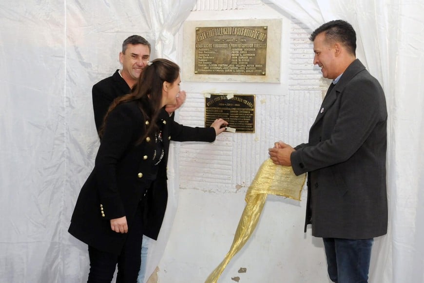 El presidente comunal Kloster, Melica y Diana, descubren la placa alusiva al centenario.