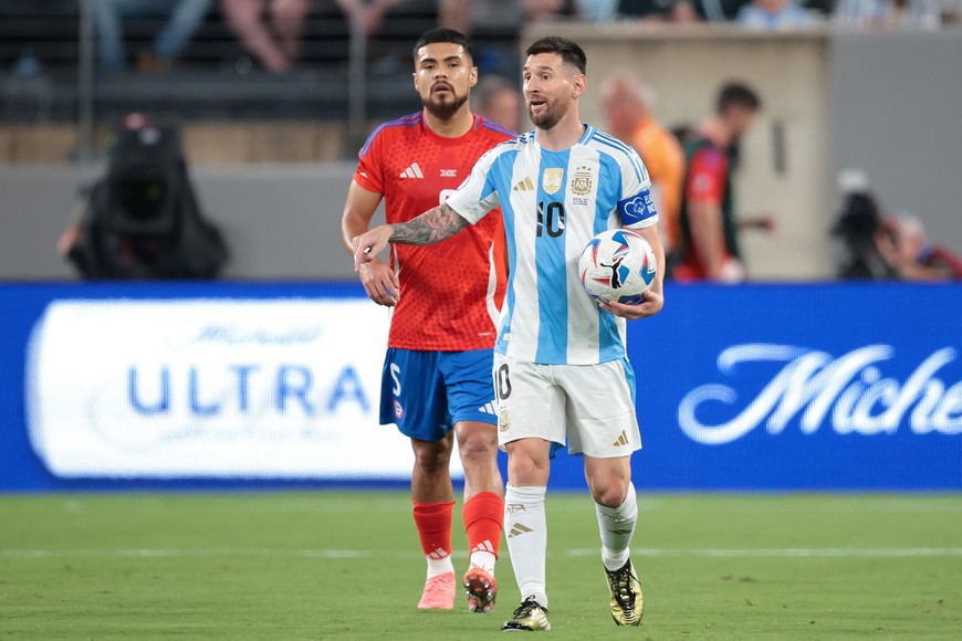Jun 25, 2024; East Rutherford, NJ, USA; Argentina forward Lionel Messi (10) reacts while holding the ball in front of Chile defender Paulo Diaz (5) during the second half at MetLife Stadium. Mandatory Credit: Vincent Carchietta-USA TODAY Sports