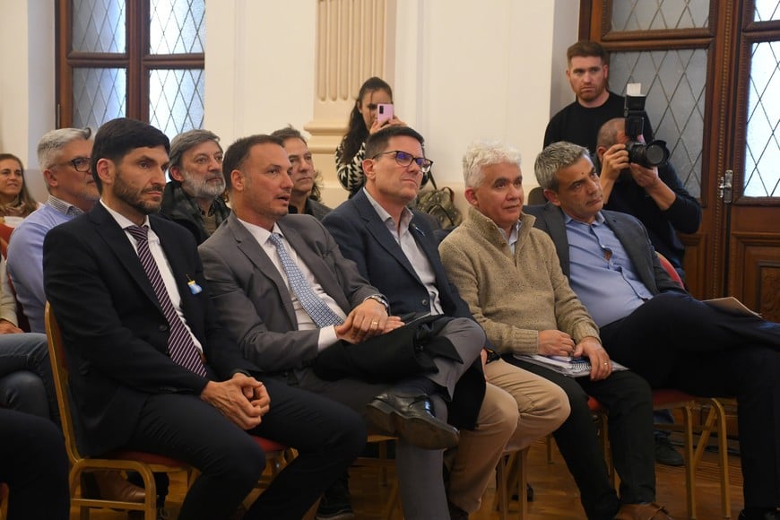 Maximiliano Pullaro junto a sus ministros Enrico, Goity y el director del Instituto 8, durante la presentación del diseño reformulado. Crédito: Manuel Fabatía