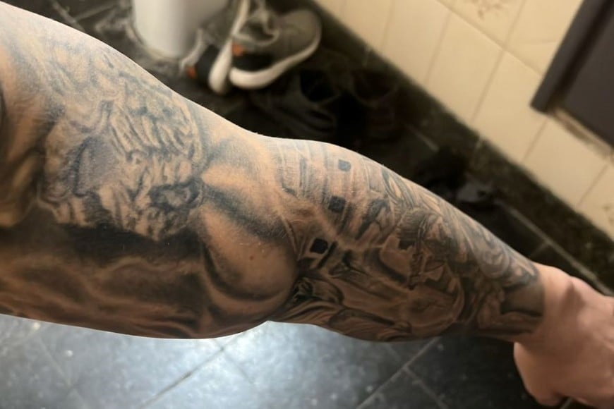 Otras de las diferencias, según Rauik, es su brazo izquierdo que está completamente tatuado. En las imágenes de seguridad se ve a un hombre cuyo brazo tiene tatuajes parciales.
