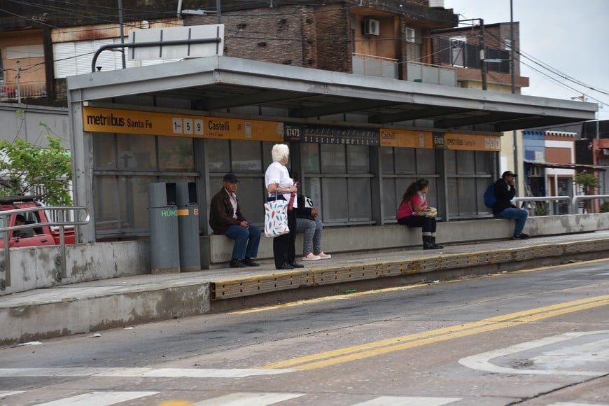 El metrobús de la Av. Blas Parera, un punto atractor de usuarios de colectivos.