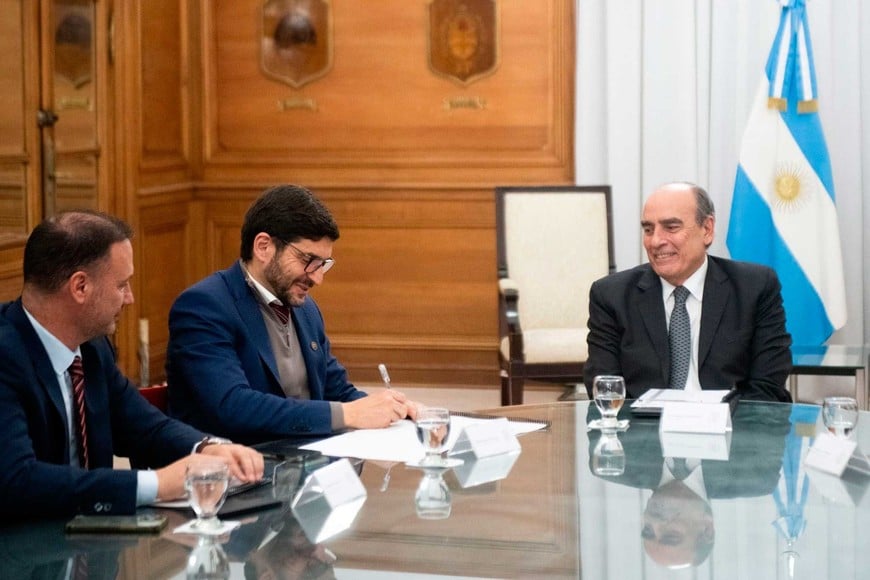 Pullaro y Enrico, firmando el acta acuerdo junto al Jefe de Ministros, Guillermo Francos.