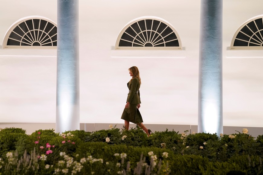 U.S. first lady Melania Trump walks up the White House West Wing colonnade as she arrives to deliver her live address to the largely virtual 2020 Republican National Convention from the Rose Garden of the White House in Washington, U.S., August 25, 2020. REUTERS/Kevin Lamarque     TPX IMAGES OF THE DAY