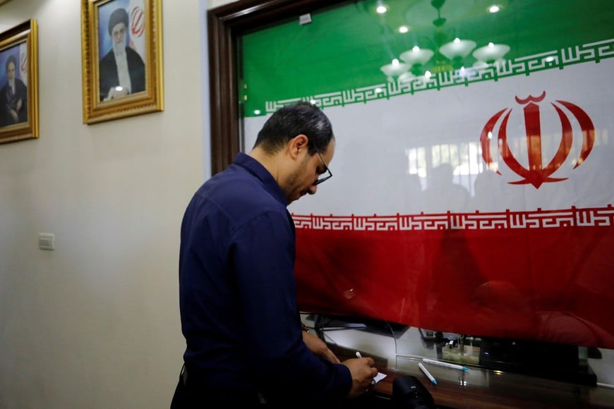 An Iranian man prepares to vote during a snap presidential election to choose a successor to Ebrahim Raisi following his death in a helicopter crash, at Iran's consulate in Damascus, Syria June 28, 2024. REUTERS/Yamam al Shaar