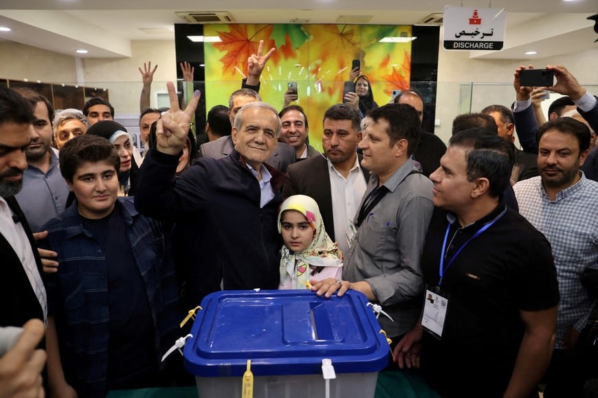 Presidential candidate Masoud Pezeshkian votes at a polling station in a snap presidential election to choose a successor to Ebrahim Raisi following his death in a helicopter crash, in Tehran, Iran June 28, 2024.Majid Asgaripour/WANA (West Asia News Agency) via REUTERS ATTENTION EDITORS - THIS PICTURE WAS PROVIDED BY A THIRD PARTY     TPX IMAGES OF THE DAY