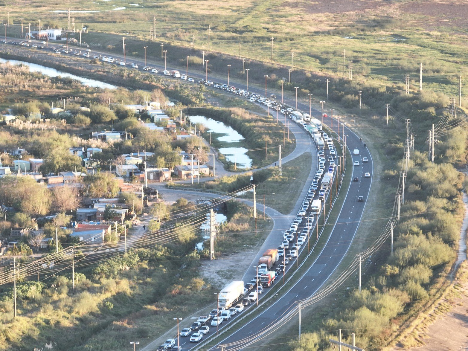 Caos en el tránsito tras un accidente en la autopista Santa Fe - Rosario.