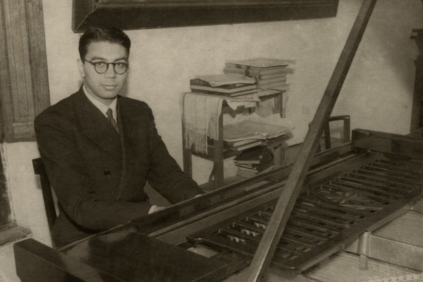 Joven. Ramírez sentado en el piano de cola, en 1938. La foto es de la Colección del Museo del Teatro Municipal “1° de Mayo”.