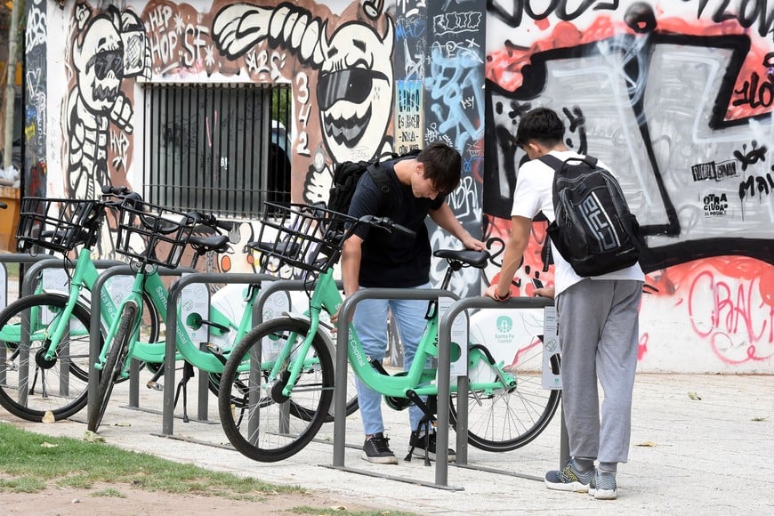 Las bicis públicas, junto al colectivo, siguen siendo otras opciones de movilidad requeridas por los estudiantes.