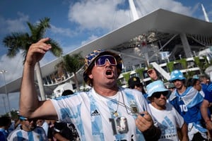 El encuentro entre Argentina en cuartos de final coincide con el Día de la Independencia de los Estados Unidos, lo cuál complicará aún más el traslado de los hinchas por el país norteamericano.
Foto: REUTERS / Marco Bello.