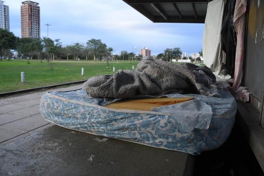 Para guarecerse del frío. Los apeaderos del tren urbano de Santa Fe son usados como precarios refugios por gente en situación de calle. Son 8 paradas abandonadas. Desde el municipio se está “pensando en refuncionalizar los apeaderos” expresó Felipe Franco.