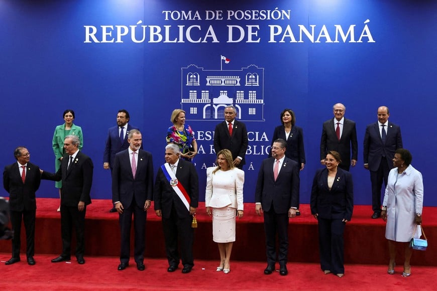 Panama's President Jose Raul Mulino poses with his wife Marisel Cohen de Mulino and Spain's King Felipe at his swearing-in ceremony, in Panama City, Panama, July 1, 2024. REUTERS/Aris Martinez