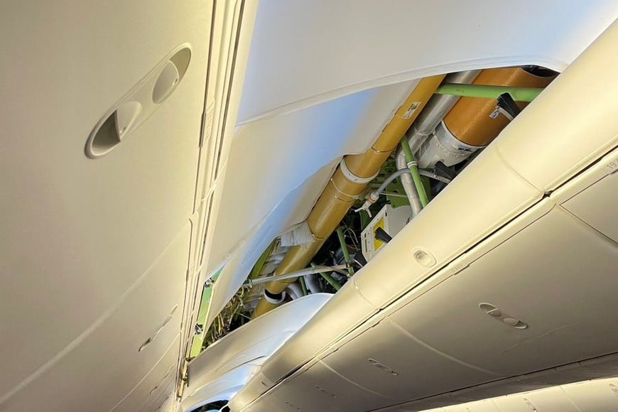 Interior del avión después de las turbulencias.