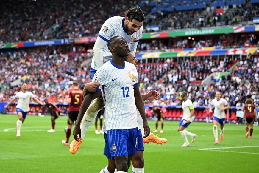 Soccer Football - Euro 2024 - Round of 16 - France v Belgium - Dusseldorf Arena, Dusseldorf, Germany - July 1, 2024
France's Randal Kolo Muani celebrates scoring their first goal with teammates REUTERS/Carmen Jaspersen     TPX IMAGES OF THE DAY