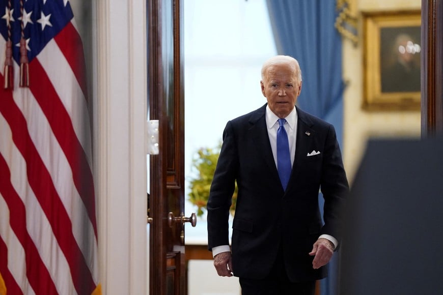 U.S. President Joe Biden walks to deliver remarks after the U.S. Supreme Court ruled on former U.S. President and Republican presidential candidate Donald Trump's bid for immunity from federal prosecution for 2020 election subversion, at the White House in Washington, U.S., July 1, 2024. REUTERS/Elizabeth Frantz
