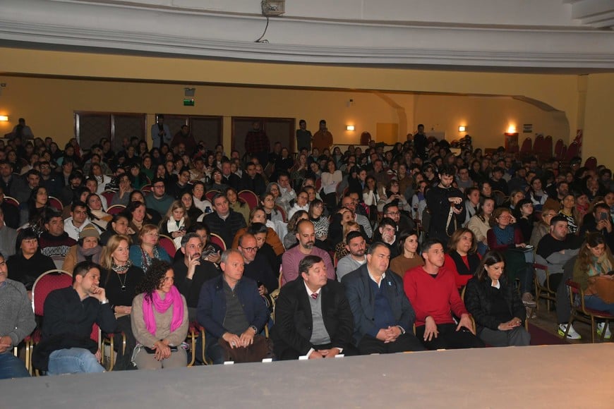 El auditorio estuvo repleto, incluso con la presencia de varios funcionarios provinciales y municipales. Foto: Manuel Fabatía