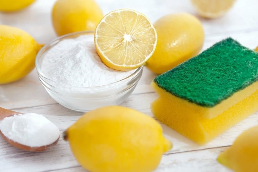 El bicarbonato y el limón: aliados perfectos para una limpieza efectiva de tu ropa.