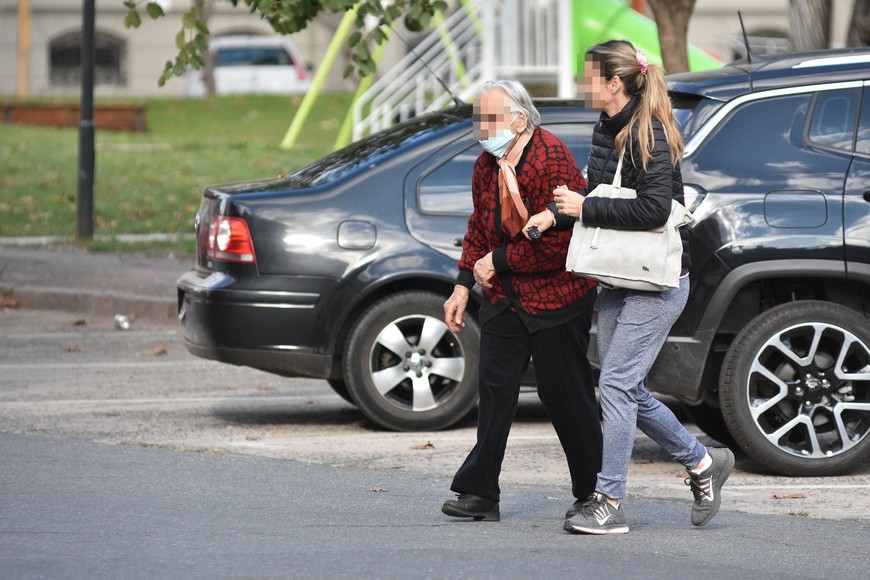 Una joven ayuda a cruzar la calle a una abuela. La empatía es un valor que escasea por estos tiempos.