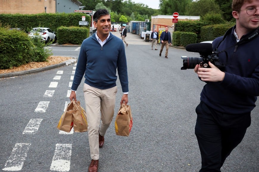British Prime Minister Rishi Sunak collects McDonald's on the day of a Conservative general election campaign event at Beaconsfield service station in Buckinghamshire, Britain July 2, 2024. REUTERS/Phil Noble/Pool