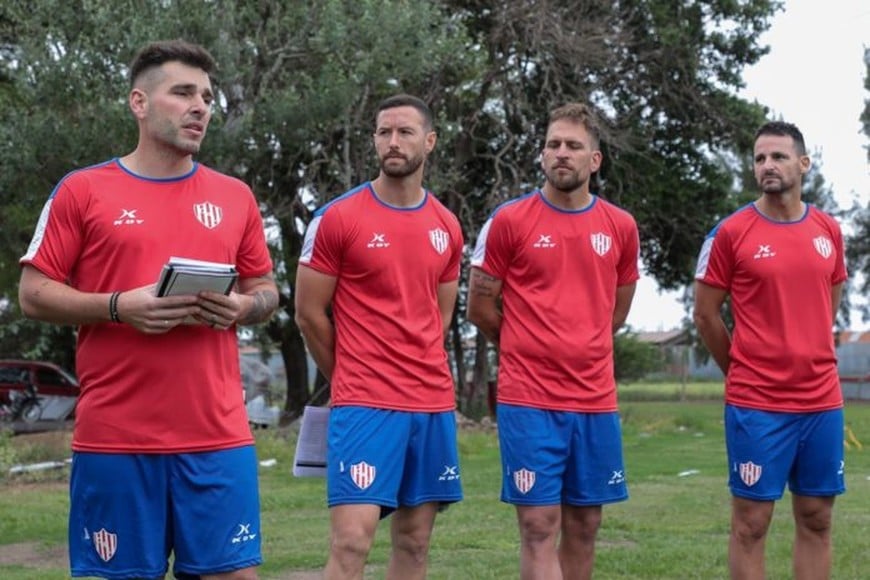 Vazzoler y el equipo técnico de Unión en Reserva.