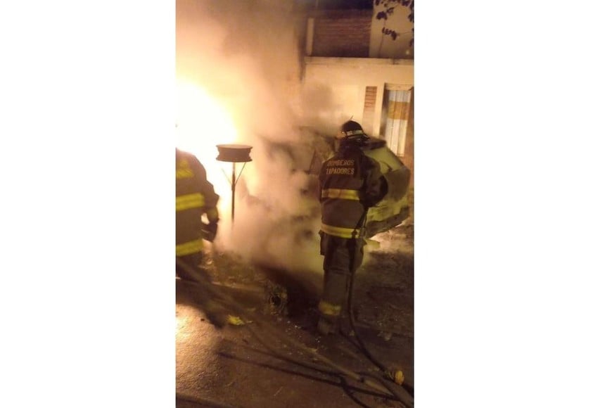 Durante 20 minutos los bomberos atacaron las llamas.