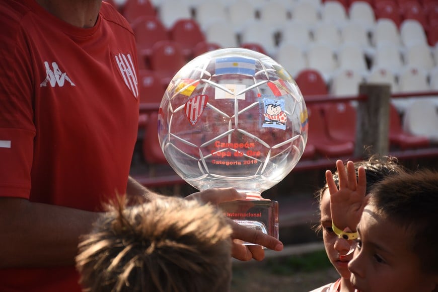 Una marca de Santa Fe. El torneo internacional infantil fue creciendo tanto cada año que no sólo es algo muy grande en Unión sino que además ya es un símbolo de la ciudad porque llegan miles de niños y familias de todos lados. Camino a los 30 años de la famosa "Escuelita", el Tate confirmó el Barisone 2024. Crédito: Manuel Fabatía