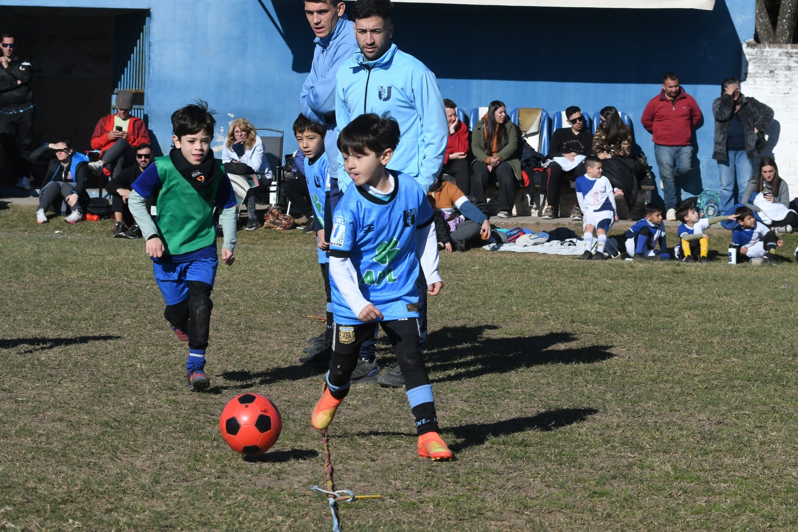 Llegó a su fin la primera parte del año de los encuentros de escuelitas de fútbol que reúne cada fin de semana a mas de 1500 chicos entre 4 y 12 años.  Banco Provincial fue el escenario de una jornada inolvidable. Habrá quince días de descanso y luego volverá la actividad.