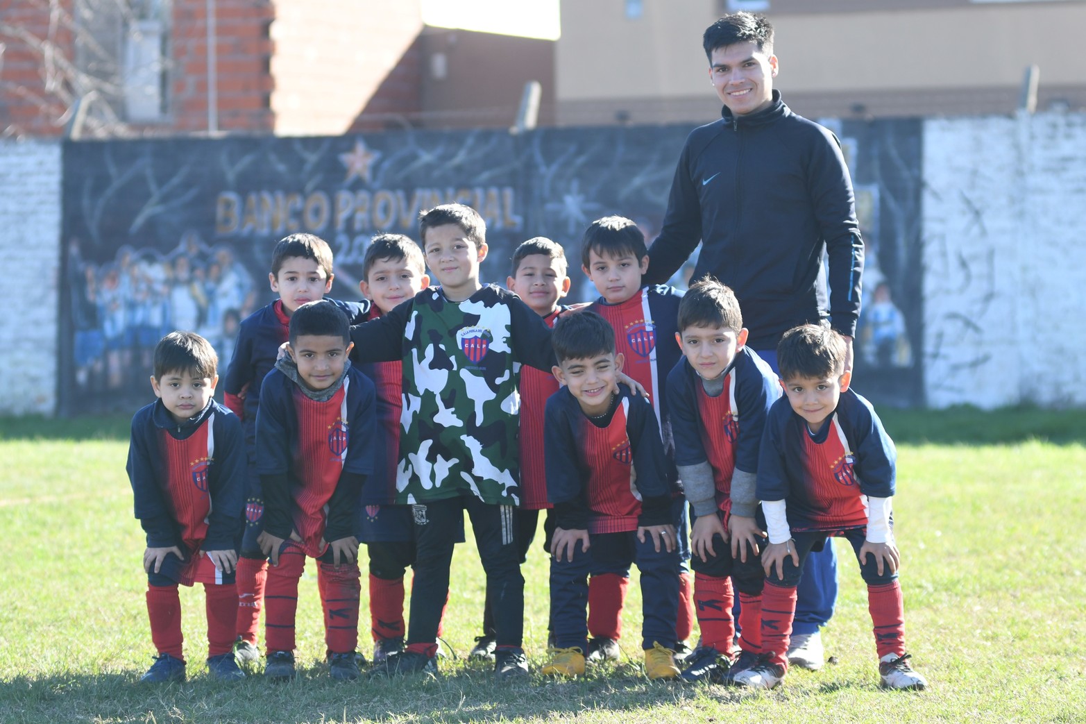 Llegó a su fin la primera parte del año de los encuentros de escuelitas de fútbol que reúne cada fin de semana a mas de 1500 chicos entre 4 y 12 años.  Banco Provincial fue el escenario de una jornada inolvidable. Habrá quince días de descanso y luego volverá la actividad.