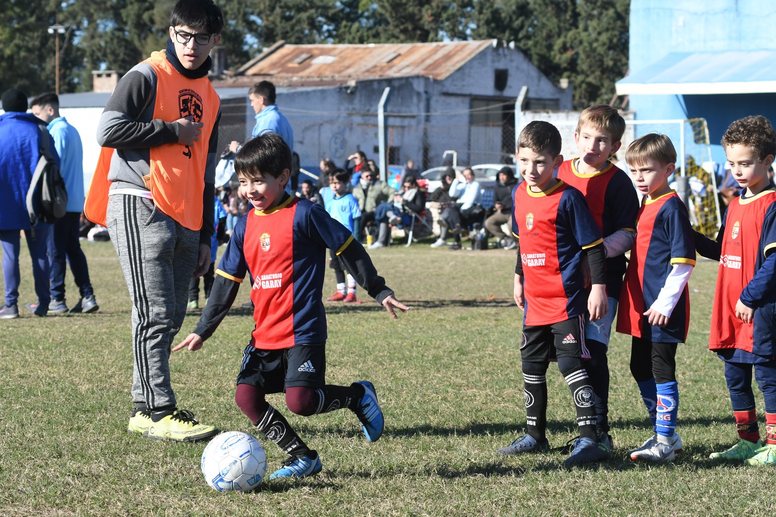 Llegó a su fin la primera parte del año de los encuentros de escuelitas de fútbol que reúne cada fin de semana a mas de 1500 chicos entre 4 y 12 años.  Banco Provincial fue el escenario de una jornada inolvidable. Habrá quince días de descanso y luego volverá la actividad.